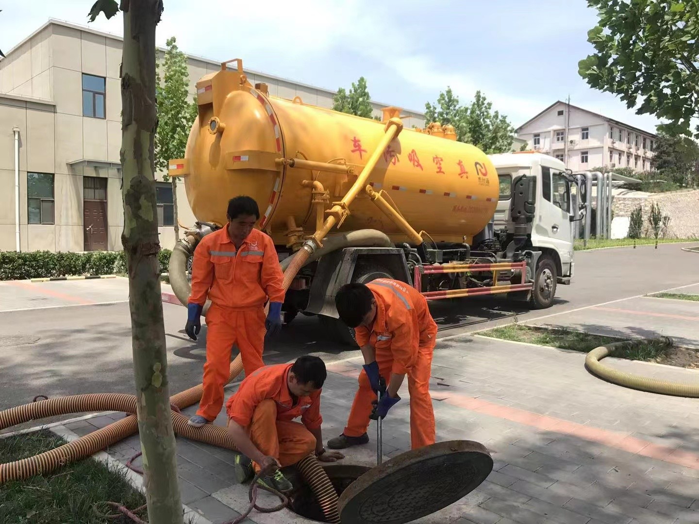 新昌管道疏通车停在窨井附近