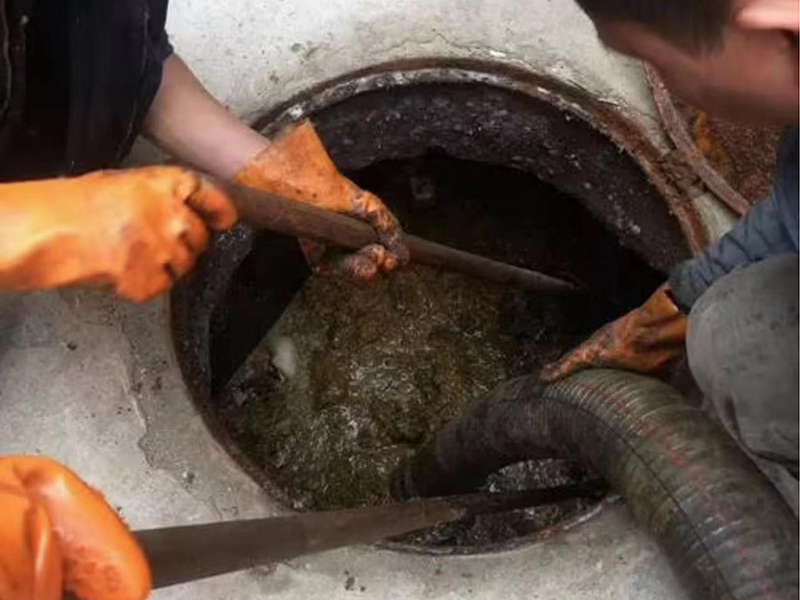 新昌清理化粪池时如何避免沼气的危害？